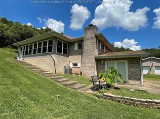 121 Robin Rd, Nitro, WV 25143