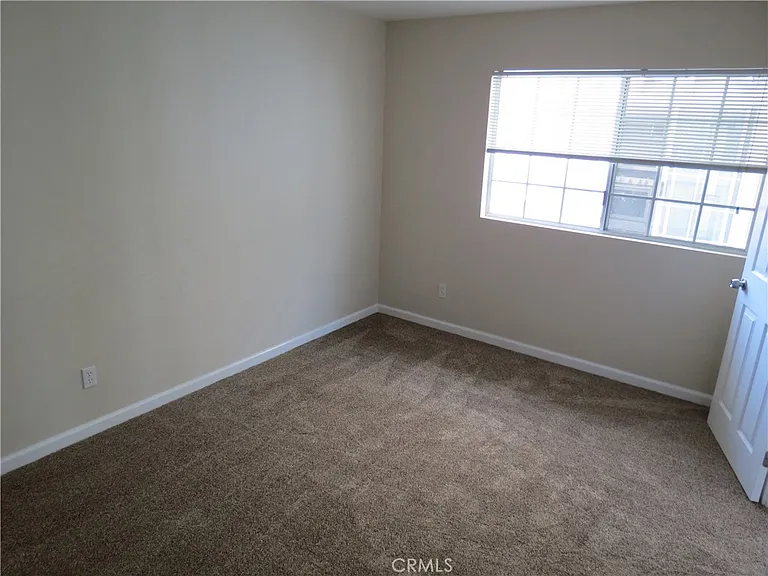 572 N Orange St — Photo 32