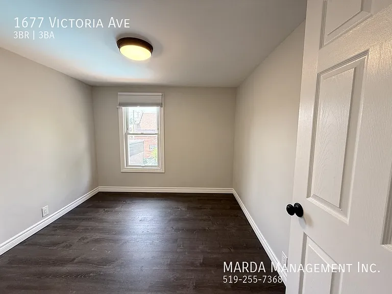 1677 Victoria Ave — Photo 39