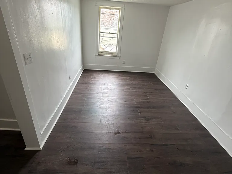 105 E 4th St #4 — Photo 12