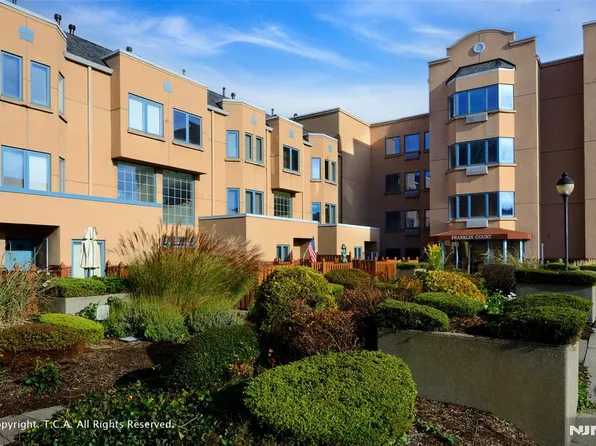 302 Franklin Court #302, Edgewater, NJ 07020