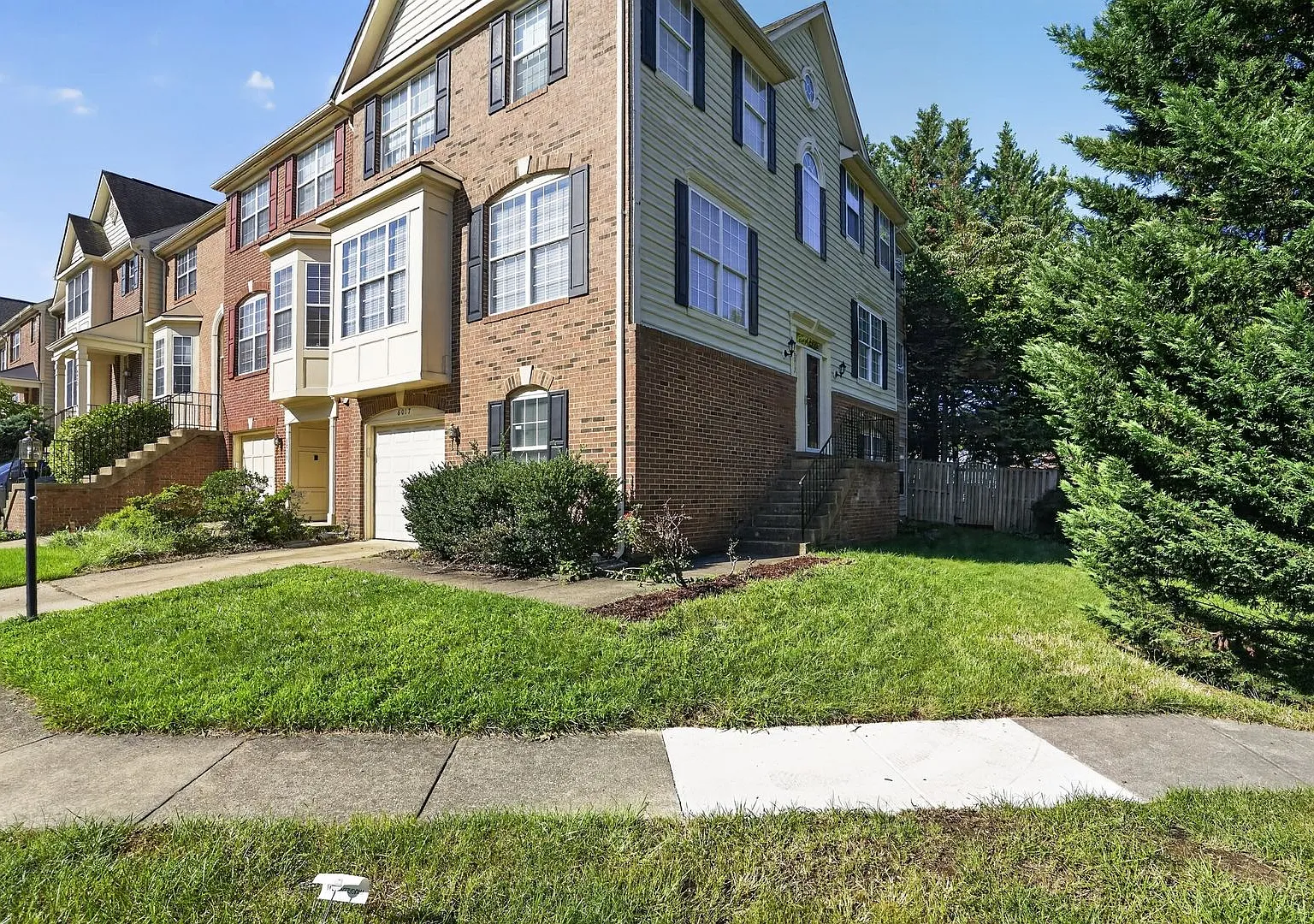 Spacious 4-Bedroom Townhome in Prime Alexandria Location — Photo 1