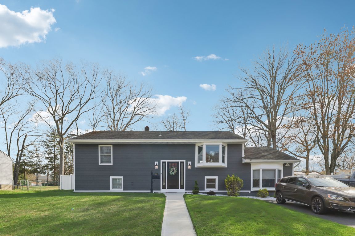 118 Darien Rd-S1404-001.jpg