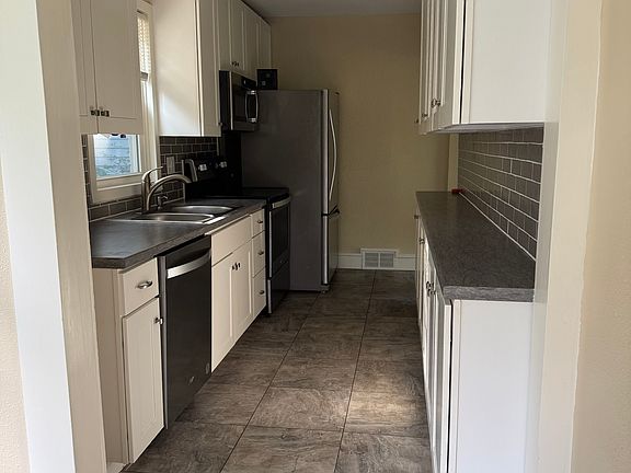 3rd image of 9895 Willow Dr