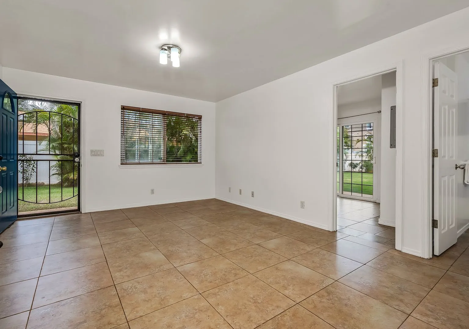 Unfurnished, 1 Bedroom/1 Bath, Ohana — Photo 1