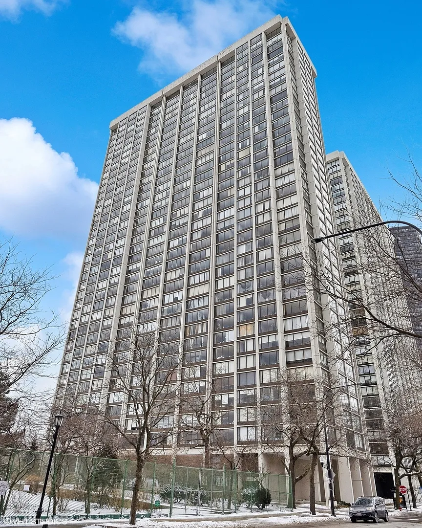 5455 N Sheridan Rd APT 305 photo 1