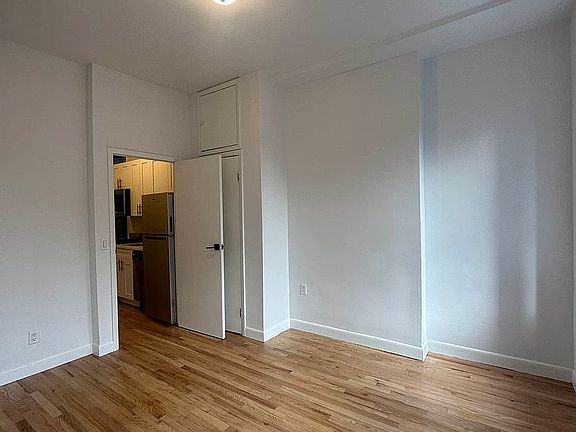4th image of 219 E 32nd St APT 3a