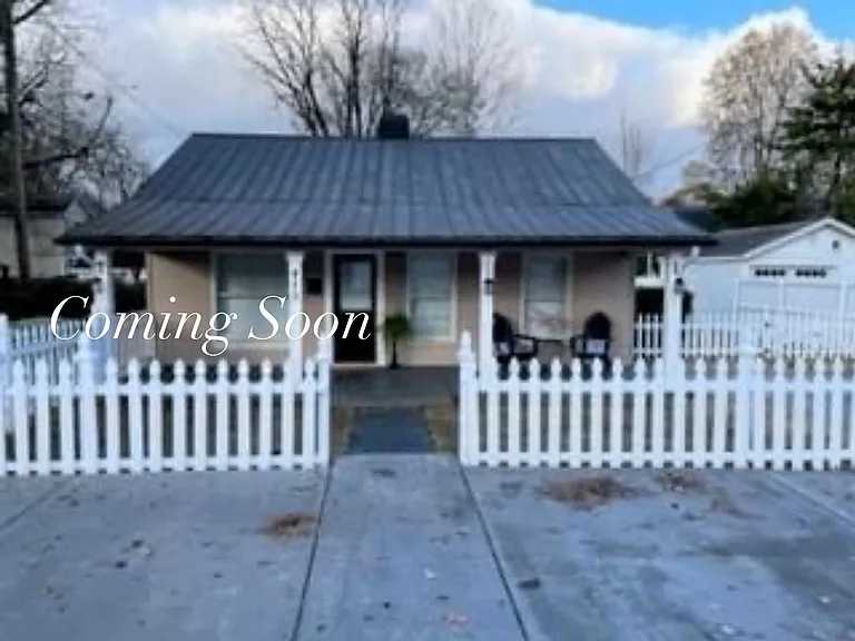 415 Grayson St NE — Photo 1