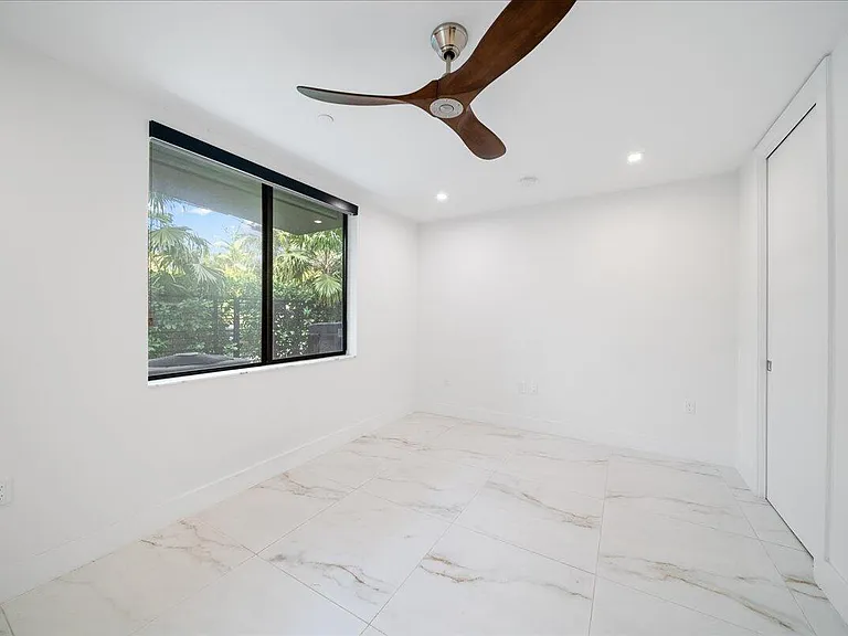 1052 N Victoria Park Rd — Photo 6