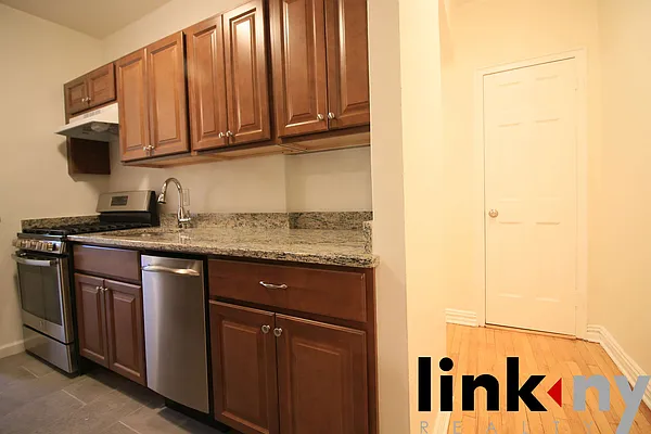 Rented by Link NY Realty | media 9
