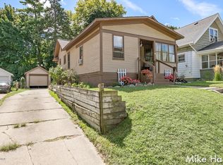 122 Elmwood St NE, Grand Rapids, MI 49505