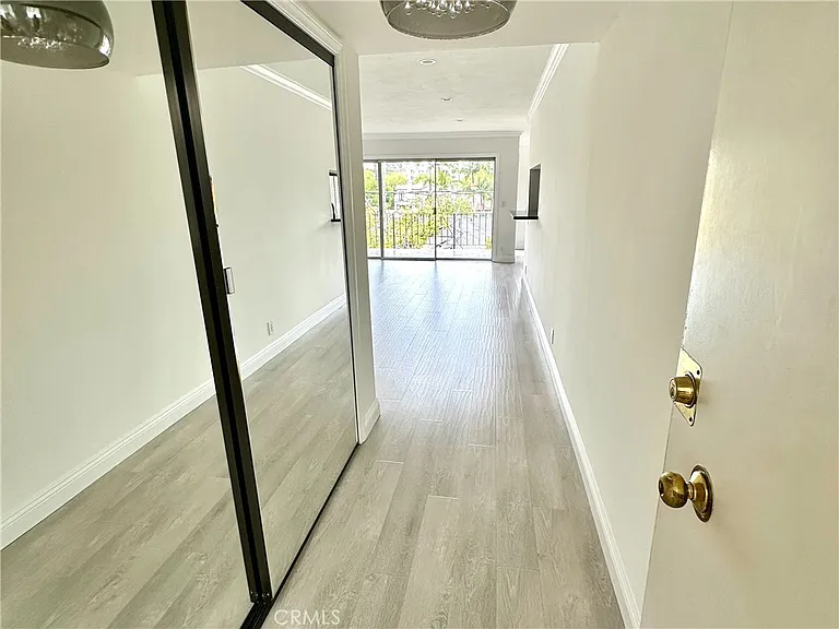 423 S Rexford Dr #303 — Photo 8