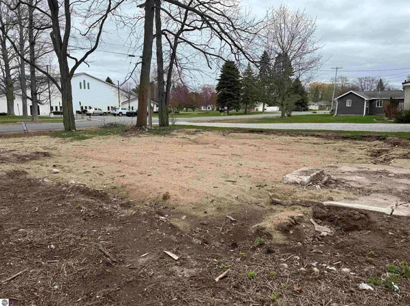 142 Charles St, Elk Rapids, MI 49629
