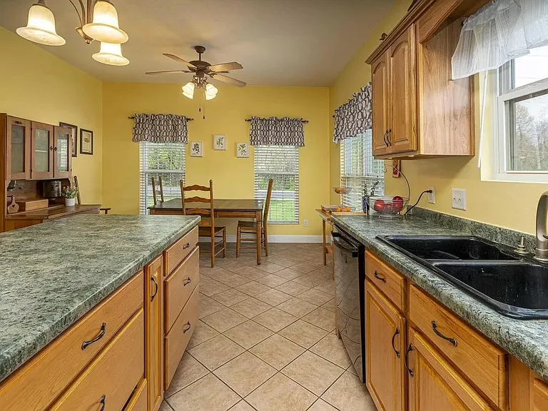 2207 Westminster Dr — Photo 5
