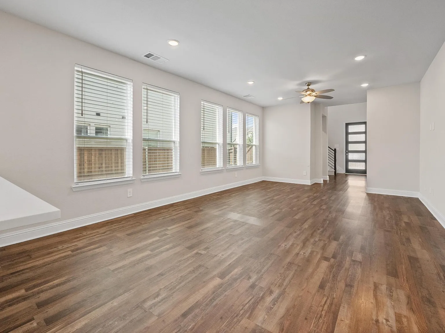 5 bed, 2.5 bath, 2402 sqft, $3,000 — Photo 4