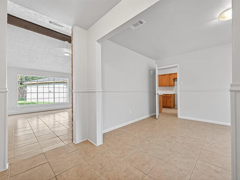 22206 Red River Dr — Photo 6