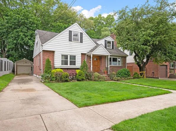 22022 77th Ave, Oakland Gardens, NY 11364