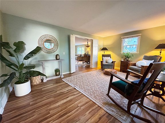 4th image of 33 Meadow Dr