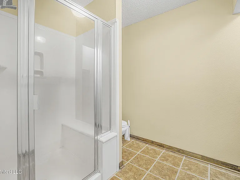 4409 Shadow Wood Cir — Photo 40