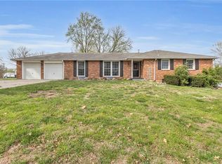 9906 NW Shaggy Bark Ln, Parkville, MO 64152