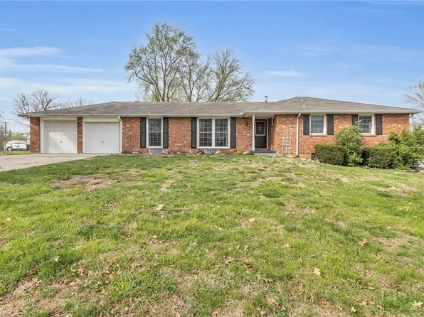 9906 NW Shaggy Bark Ln, Parkville, MO 64152