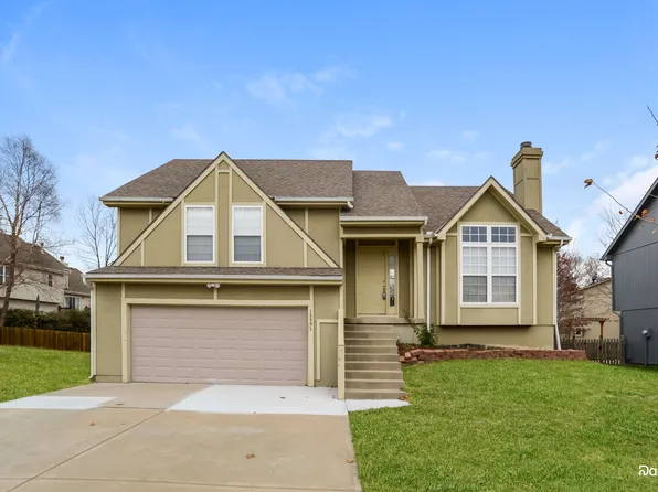 15891 S Locust St, Olathe, KS 66062