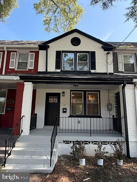 1st image of 28 Hawaii Ave NE