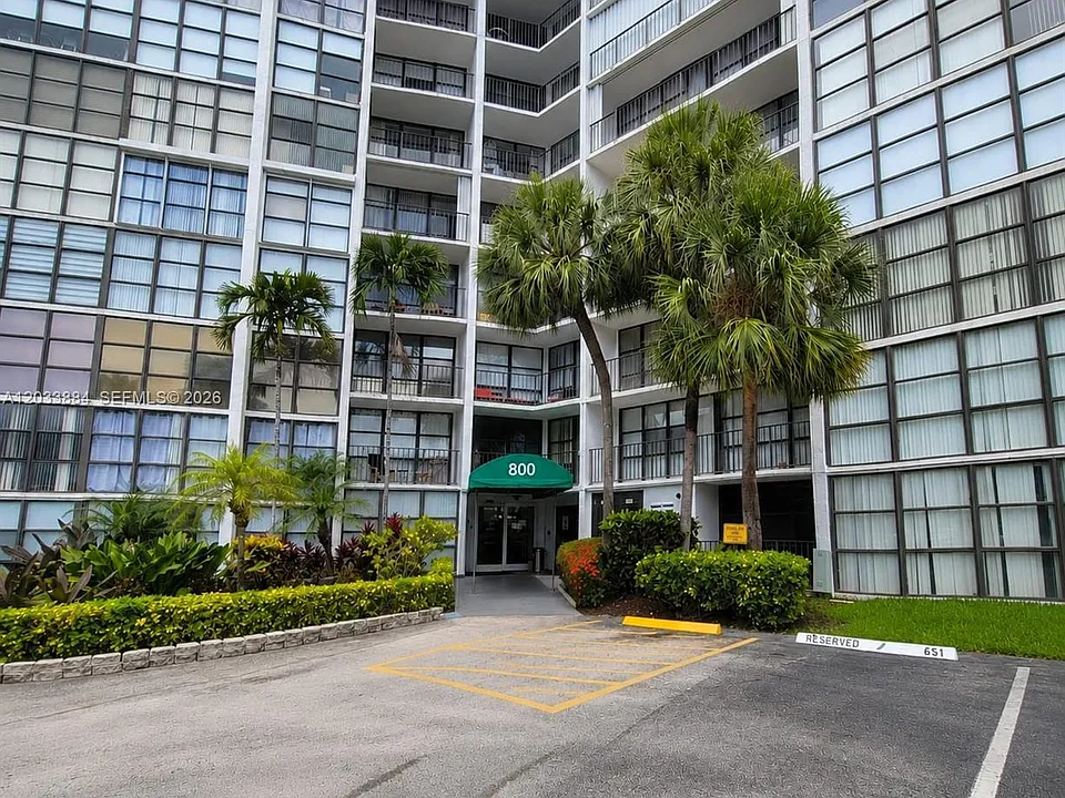 800 Parkview Dr #512