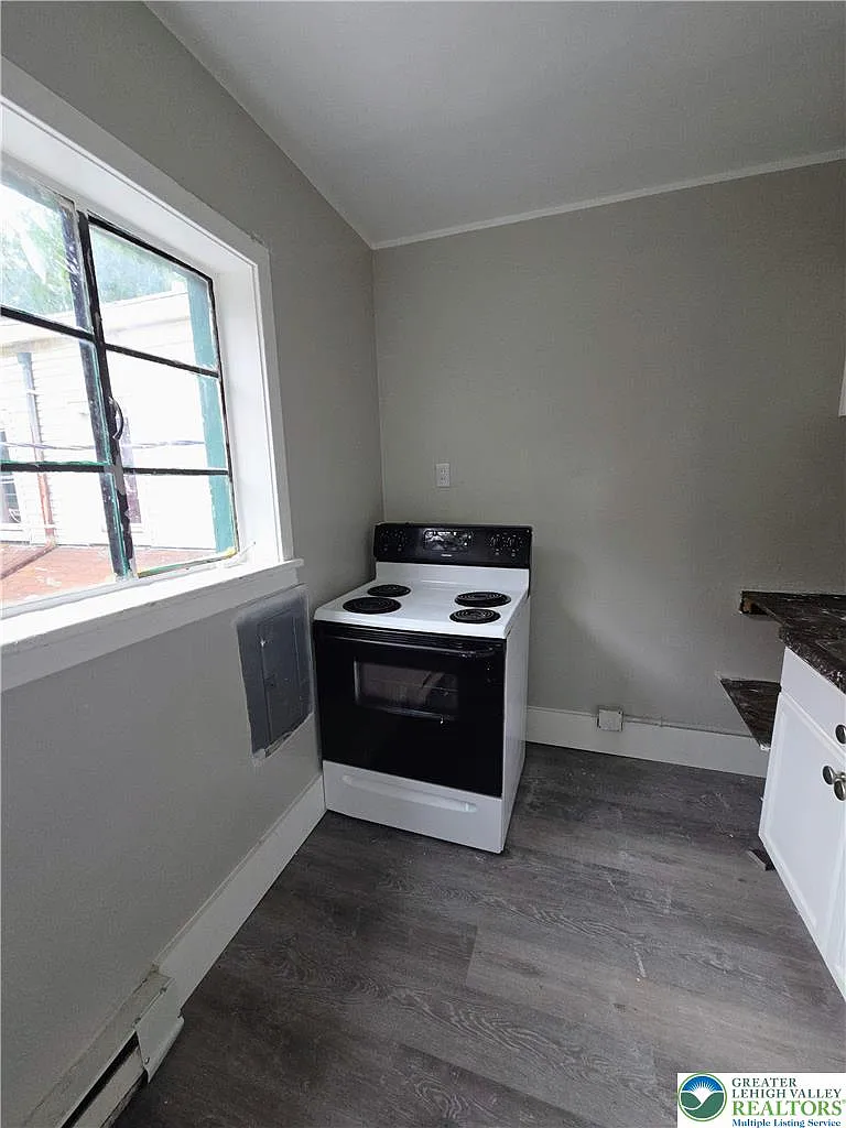 2 bed, 1.0 bath, 800 sqft, $1,350 — Photo 3