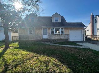 208 N Pine St, Massapequa, NY 11758