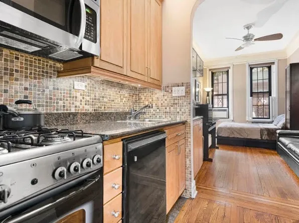 231 East 54th Street image 4 of 6