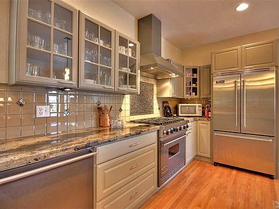 Emeril Lagasse would be proud to work from this kitchen !!