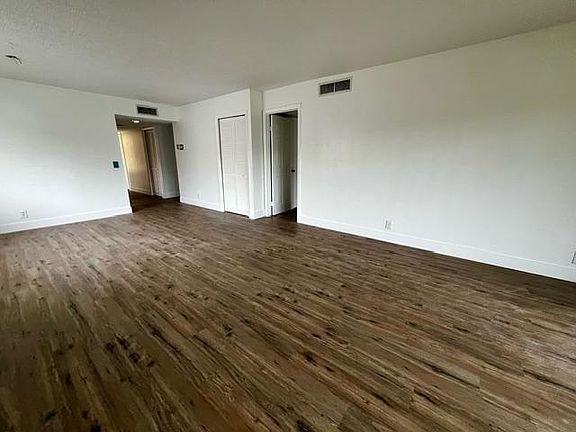 3rd image of 417 Lakeview Dr APT 204