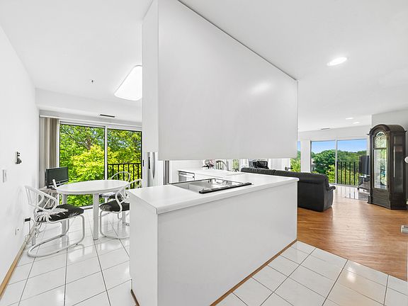 3rd image of 402 Kelburn Rd APT 323