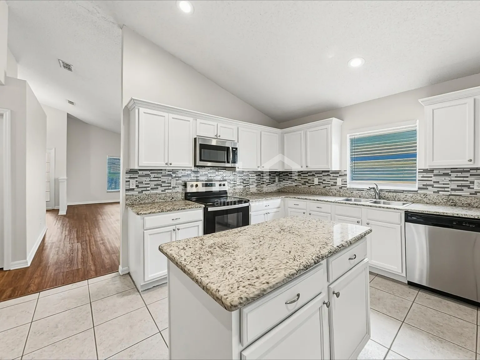 3 bed, 2.0 bath, 1922 sqft, $2,320 — Photo 4