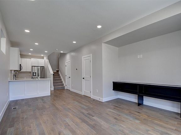 4th image of 1324 Knox Ct
