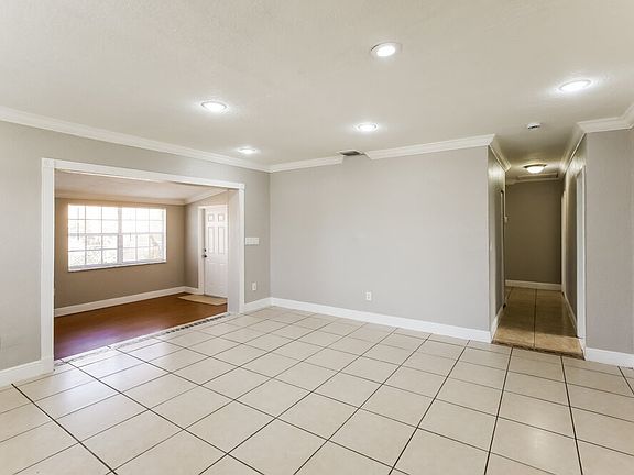 3rd image of 840 NW 202nd St