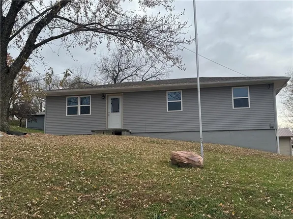 114 Hickory St, Mound City, MO 64470