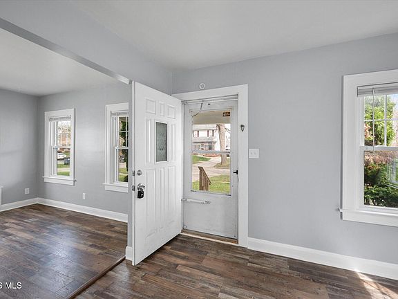 4th image of 423 W Poinsetta Ave