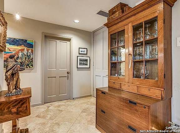 2nd image of 4001 N New Braunfels Ave #304