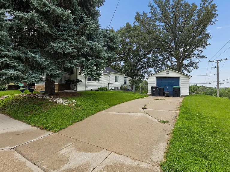 425 Bancroft St — Photo 3
