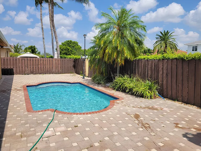 16111 SW 144th Ter — Photo 11