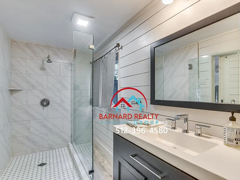 Available Mid July: Studio in Historic District — Photo 4