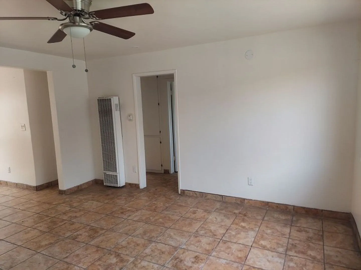 Spacious 2 Bed /1 Bath, Section 8 Welcome! — Photo 2