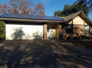 414 Parkvale Ln, Grand Prairie, TX 75052