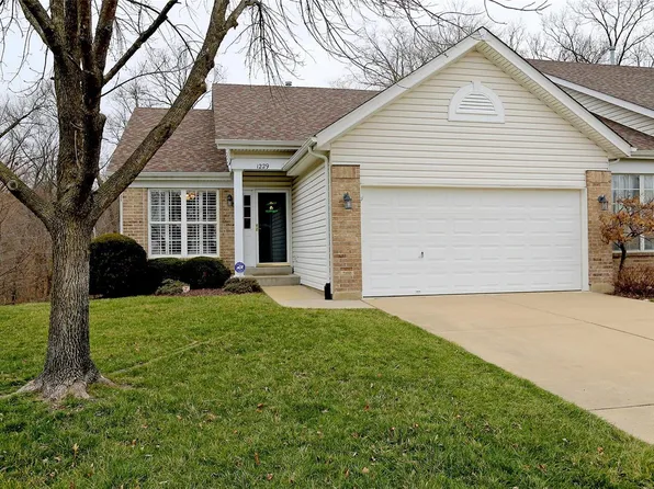 1229 Hunters Chase Dr, Eureka, MO 63025