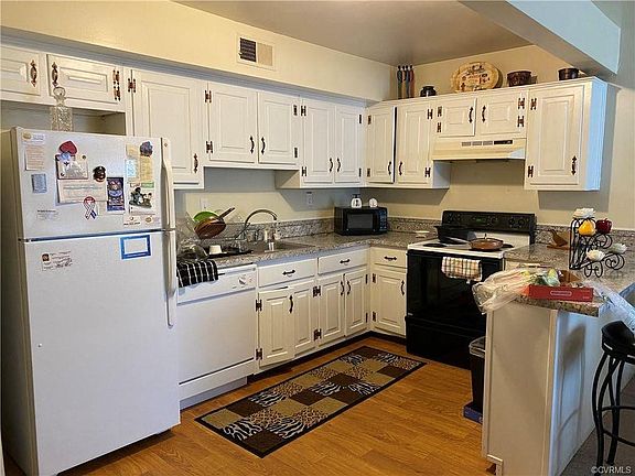 2nd image of 3502 Luckylee Cres
