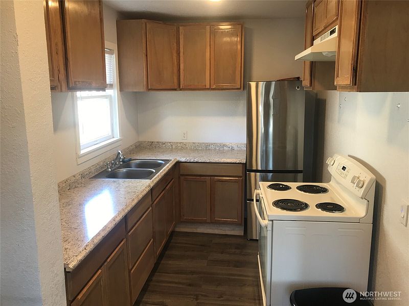 3rd image of 2515 Oakes Ave