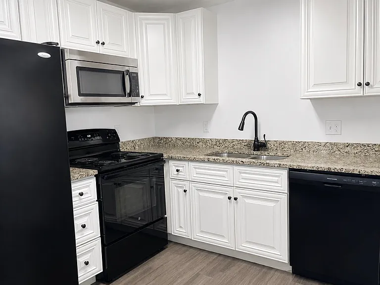 320 Seagraves Dr — Photo 1