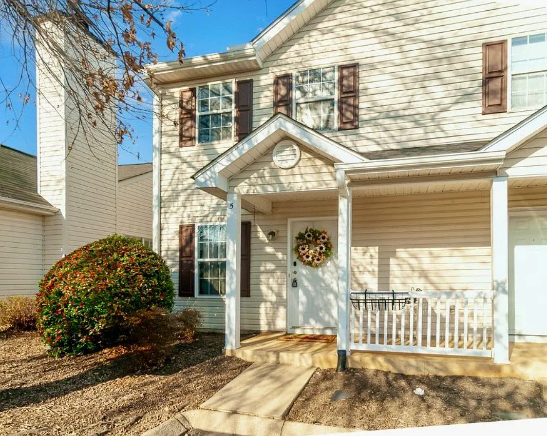 Building Photo - 5 Hayfield Ln